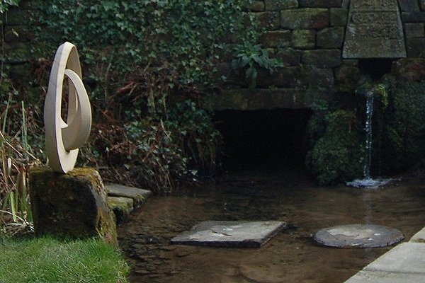 Geometric stone sculpture Möbius III - main