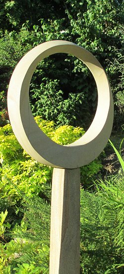 Geometric stone sculpture Möbius II - main