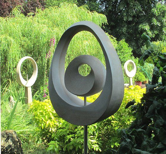 Geometric stone sculpture Möbius Egg Yolk I - 1